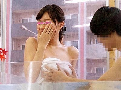 【素人】鏡に囲まれた空間で大学生が混浴！タオル一枚先の身体に触れて大興奮→濃厚SEX！