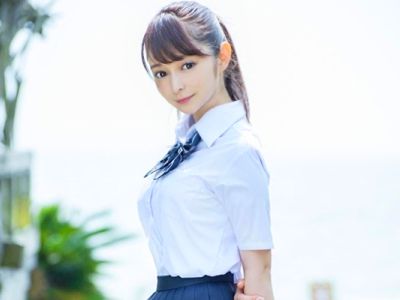 【デビュー作品】成宮りかさんが巨乳女子高生として！美少女な制服姿でデビュー作で教室においてイキまくり！